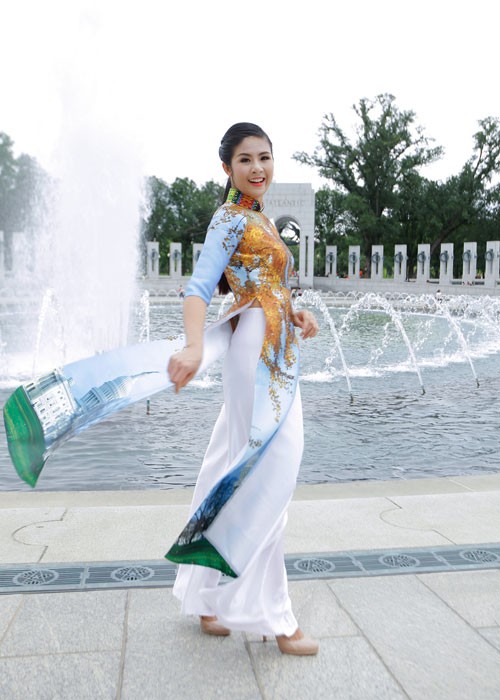 Hoa hau Ngoc Han khoe sac cung ao dai tren dat My